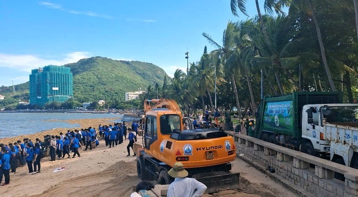 Lớp lớp rác thải nhựa theo lục bình dạt vào biển Vũng Tàu - Ảnh 2.