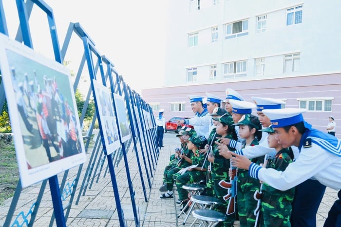Tết thiếu nhi rộn rã, ấm tình quân - dân ở Trường Sa- Ảnh 3.