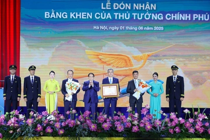 Thủ tướng Phạm Minh Chính trao Bằng khen cho Tổng công ty Hàng không Việt Nam vì những thành tích xuất sắc, đóng góp tích cực vào sự nghiệp phát triển kinh tế - xã hội và hội nhập quốc tế của đất nước.