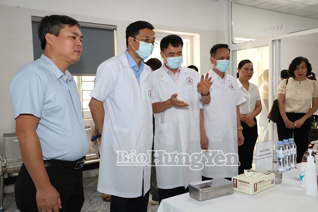 Đoàn công tác của Viện dinh dưỡng Quốc gia và Sở Y tế giám sát tổ chức chiến dịch bổ sung Vitamin A tại trạm y tế xã Nghĩa Trụ (Văn Giang)