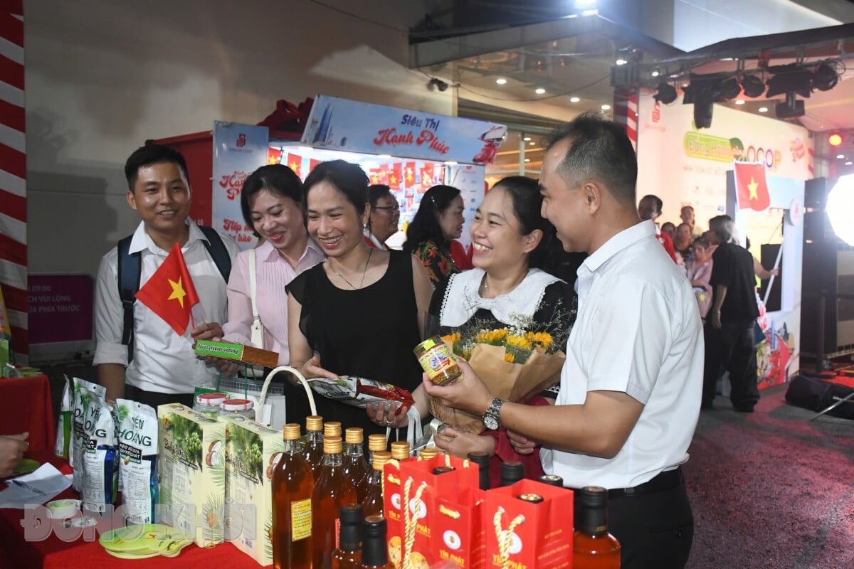Đại biểu và khách hàng đến tham quan, mua sắm sản phẩm OCOP Bến Tre giữa nghi thức khai mạc.