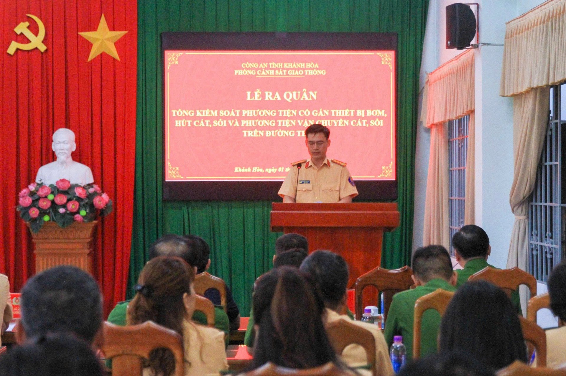 Quang  cảnh  lễ  ra  quân