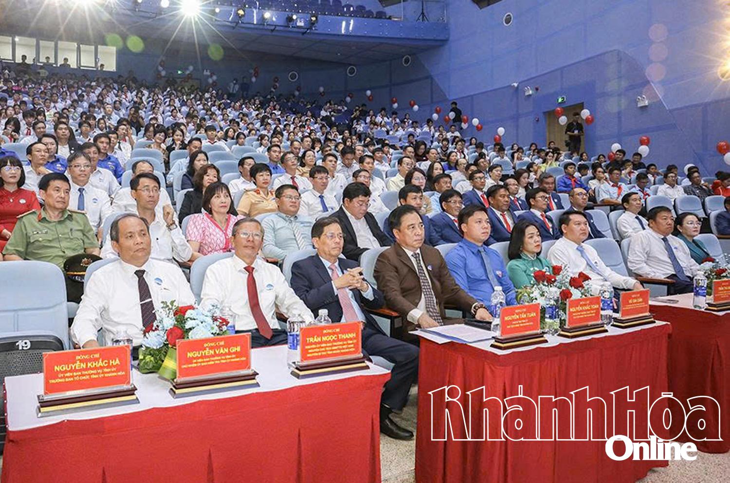Các đại biểu tham dự lễ khánh thành.
