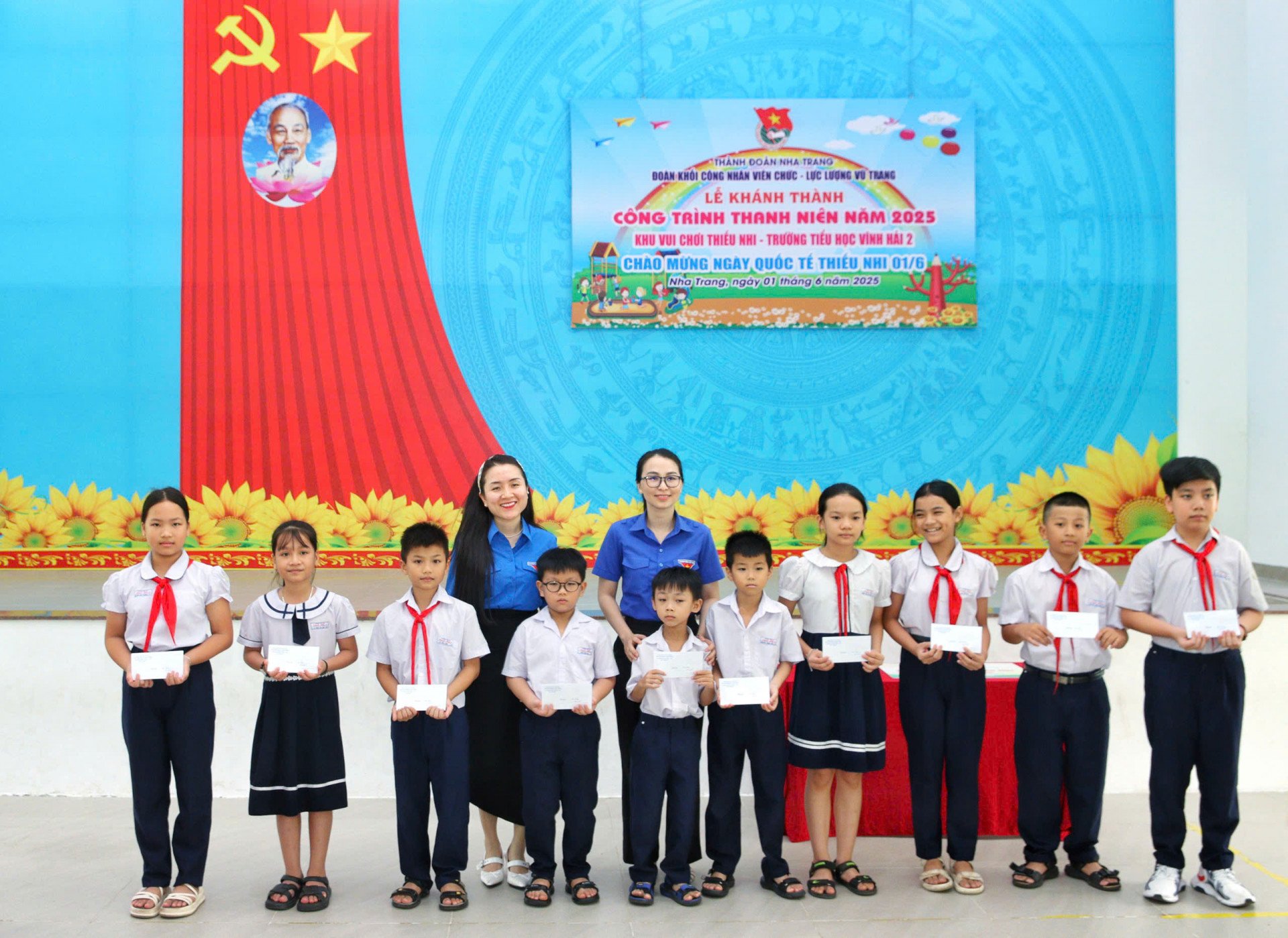 Trao học bổng cho các học sinh.
