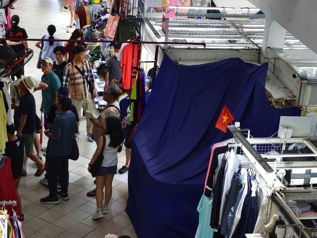 La place Saigon continue de « tenir bon », portes verrouillées après une importante inspection de produits contrefaits - Photo 5.