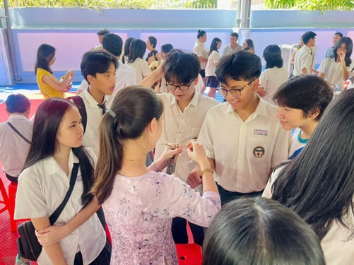 Trao vòng may mắn cho học sinh chuẩn bị thi lớp 10- Ảnh 1.