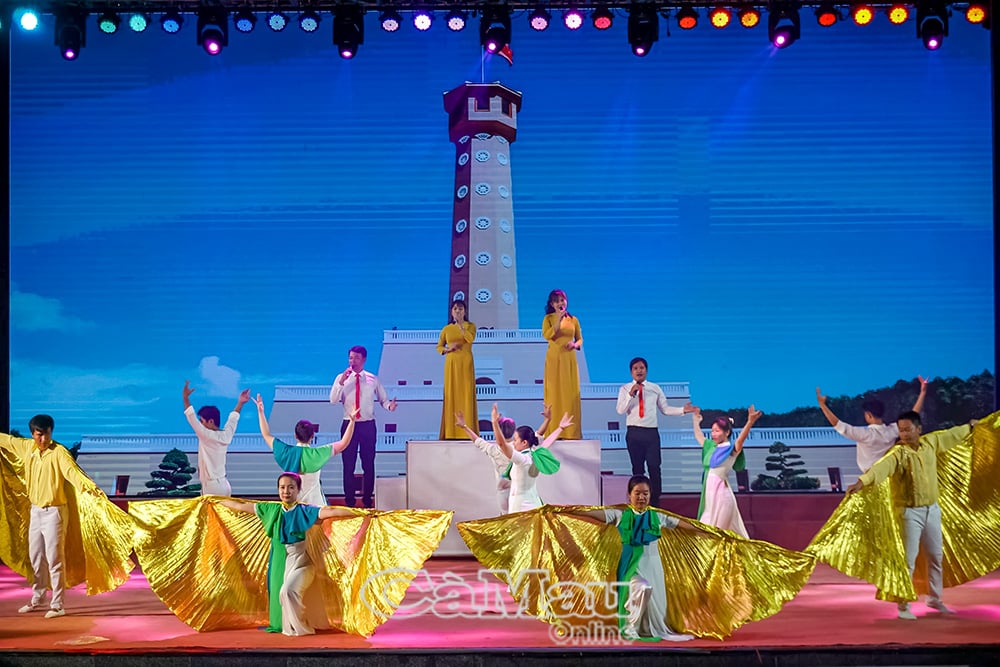 hần giới thiệu đội hình là những bức vẽ về vùng đất, con người Cà Mau; những địa điểm du lịch, công trình văn hoá – xã hội, về hoạt động của Thư viện tỉnh.