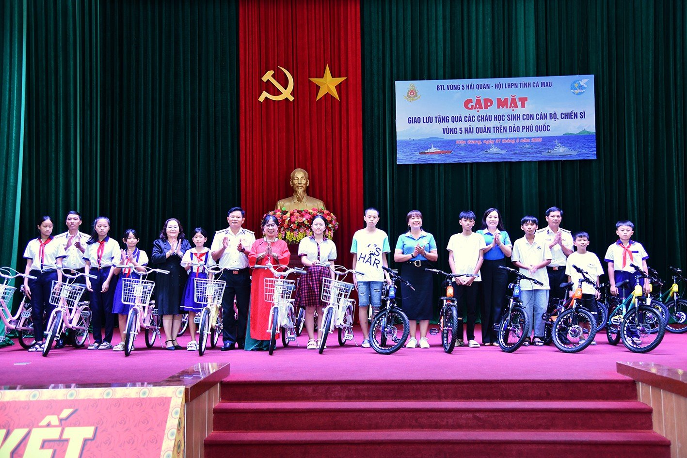 Đại diện các đơn vị và mạnh thường quân trao tặng xe đạp cho các cháu học sinh