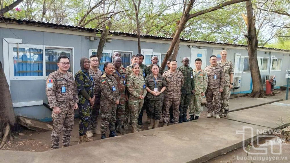 Trung tá Lê Minh Thảo (thứ 3 từ phải sang) cùng các cán bộ, sĩ quan tham gia huấn luyện trước khi nhận nhiệm vụ. Ảnh: NVCC