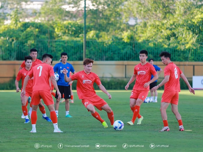 Cầu thủ Việt kiều nói gì trong ngày đầu lên tuyển Việt Nam? - Ảnh 4.