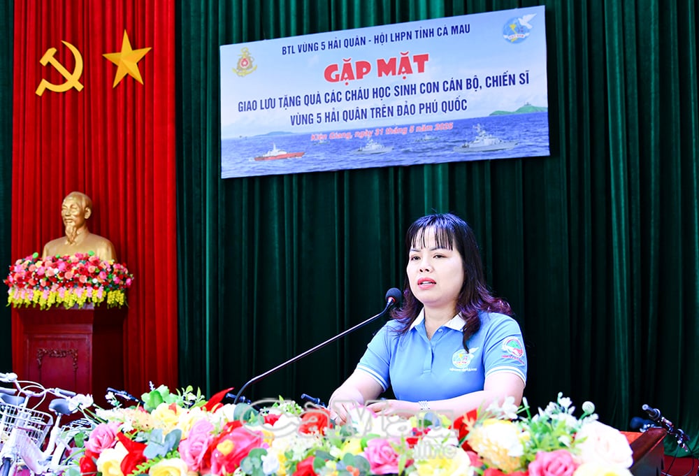 - Photo 1 : Mme Tran Thi Kieu Yen s'exprimant lors de la réunion.