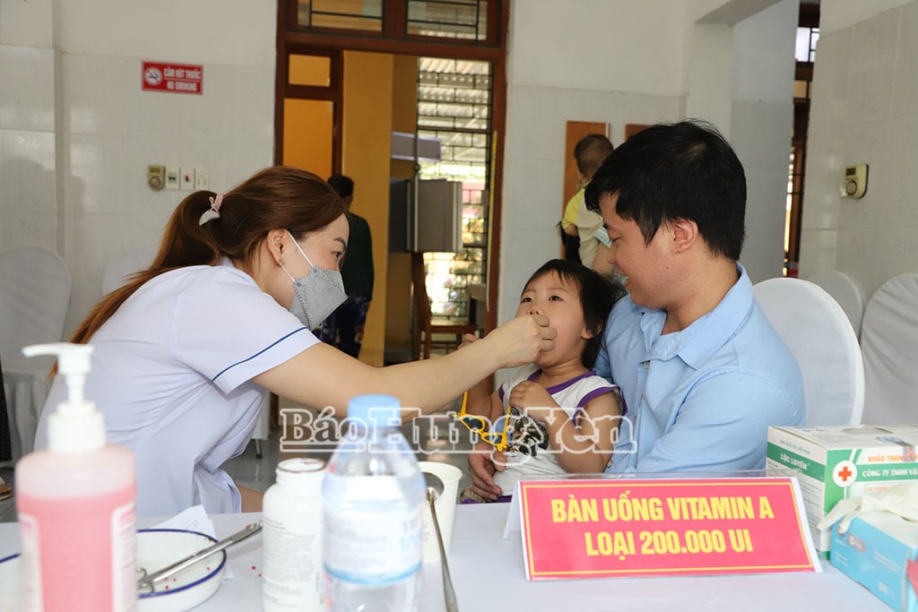 Cho trẻ uống Vitamin A tại Trạm Y tế xã Quang Vinh (Ân Thi)