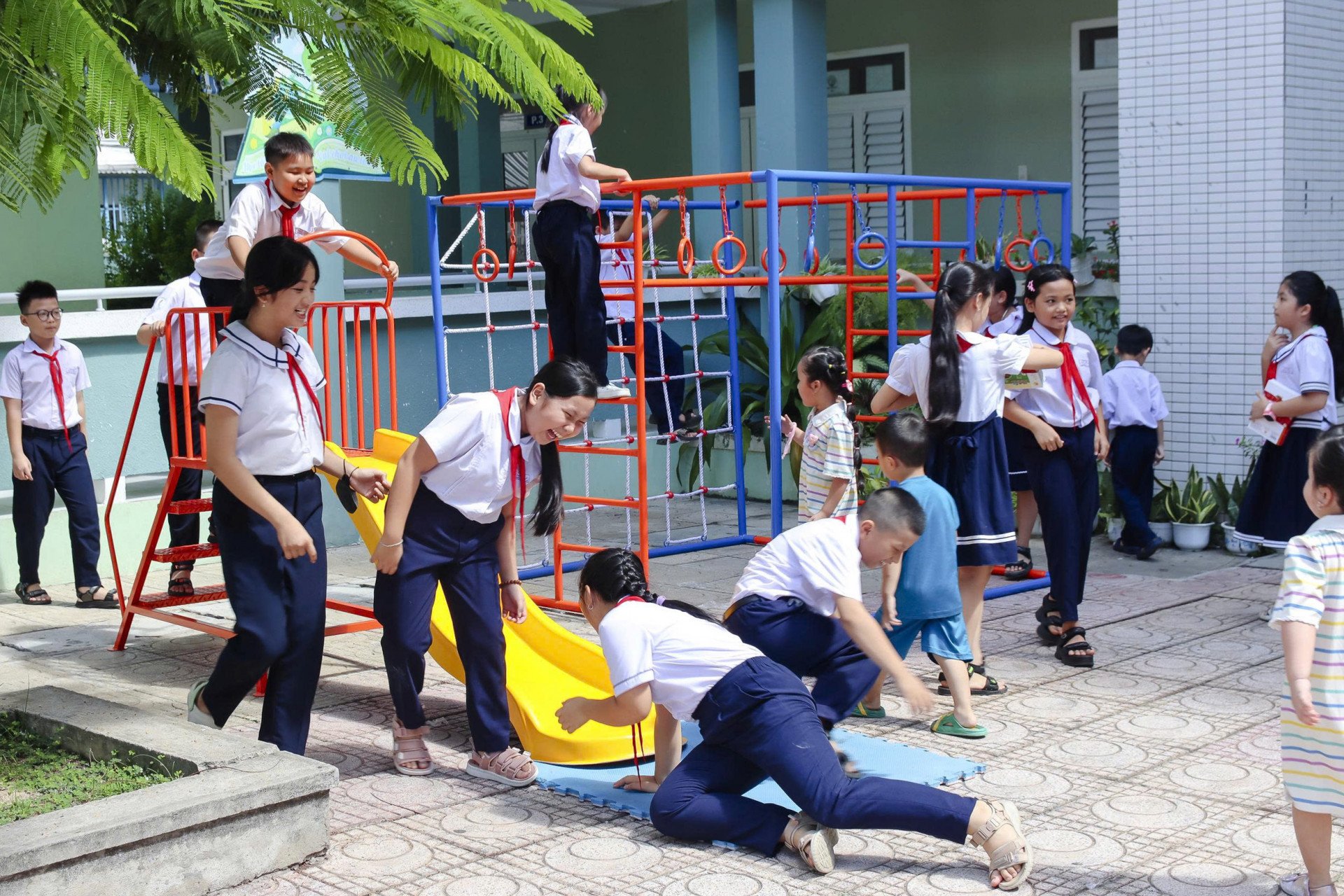 Các học sinh thích thú với khu vui chơi mới.