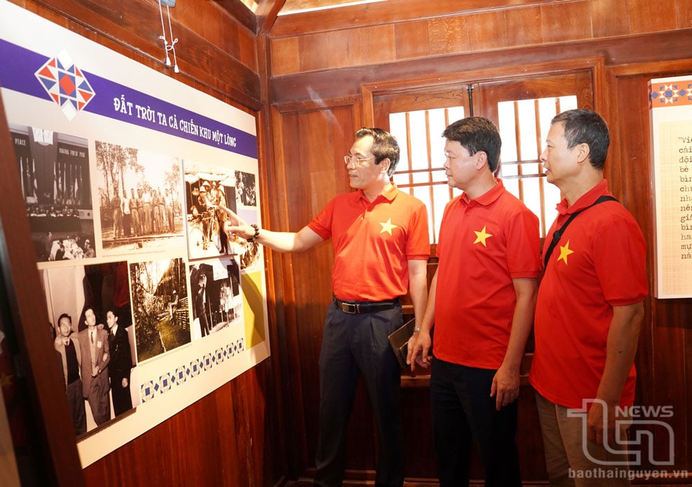 Các đại biểu tham quan Khu di tích quốc gia Trường dạy làm báo Huỳnh Thúc Kháng.