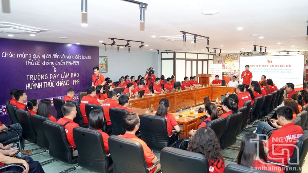 Quang cảnh buổi sinh hoạt chuyên đề.