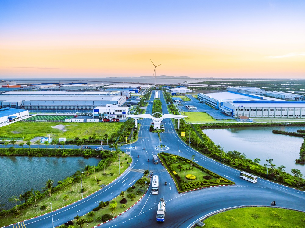 Der DEEP C Industrieparkkomplex ist ein Pionier, der kontinuierlich ökologische Industrieparks entwickelt und viele ausländische Investoren anzieht. Foto: Huy Dung