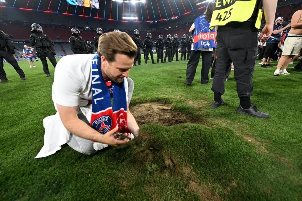 CĐV tràn xuống sân xé lưới, cắt cỏ ăn mừng PSG vô địch Champions League - 4
