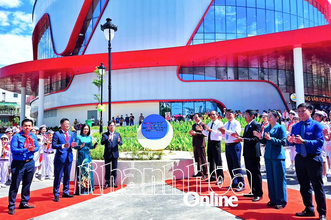 Các đại biểu thực hiện nghi thức gắn biển công trình Chào mừng Đại hội Đảng bộ tỉnh.