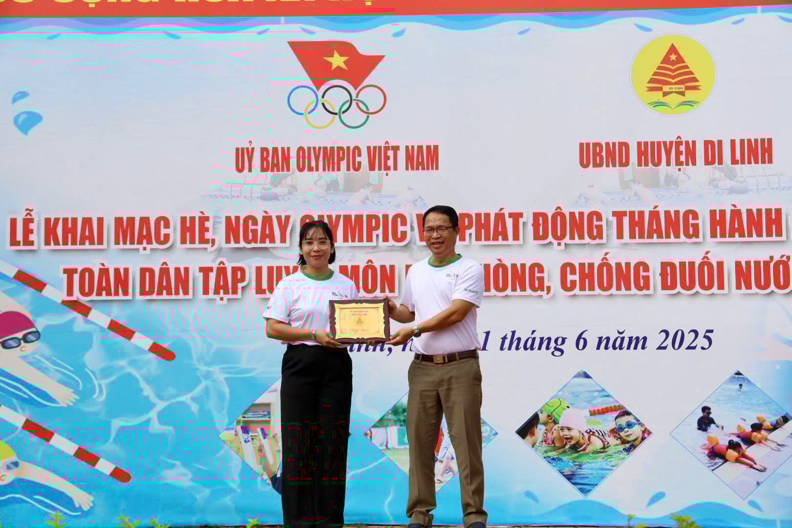 Ủy ban Olympic Việt Nam lên trao kỷ niệm chương cho lãnh đạo UBND huyện Di linh