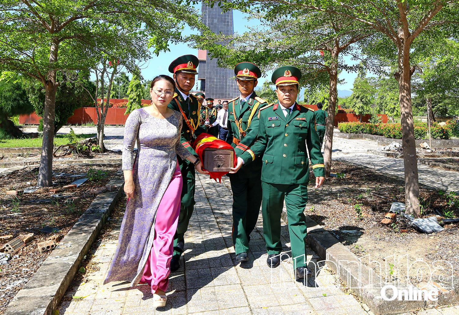 Đại biểu di chuyển hài cốt các liệt sĩ tới nơi an táng.