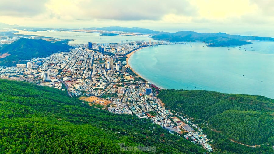 Từ núi Vũng Chua có thể ngắm trọn phố biển Quy Nhơn.