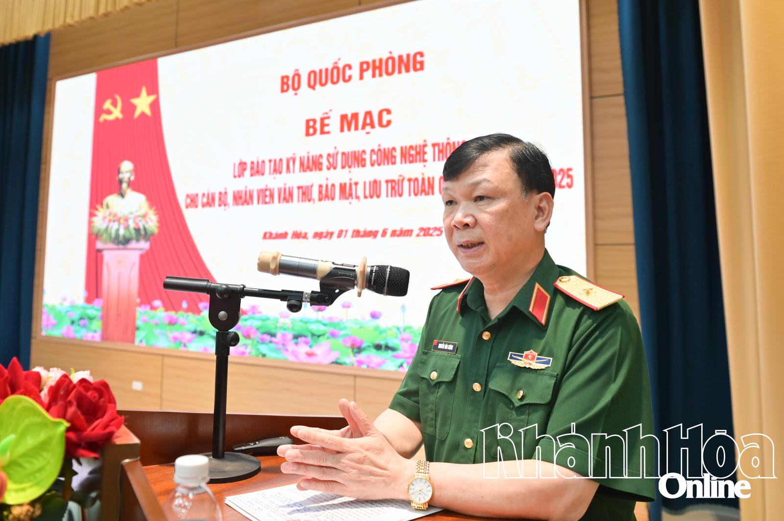 Thiếu tướng Nguyễn Văn Chính phát biểu bế mạc lớp đào tạo.