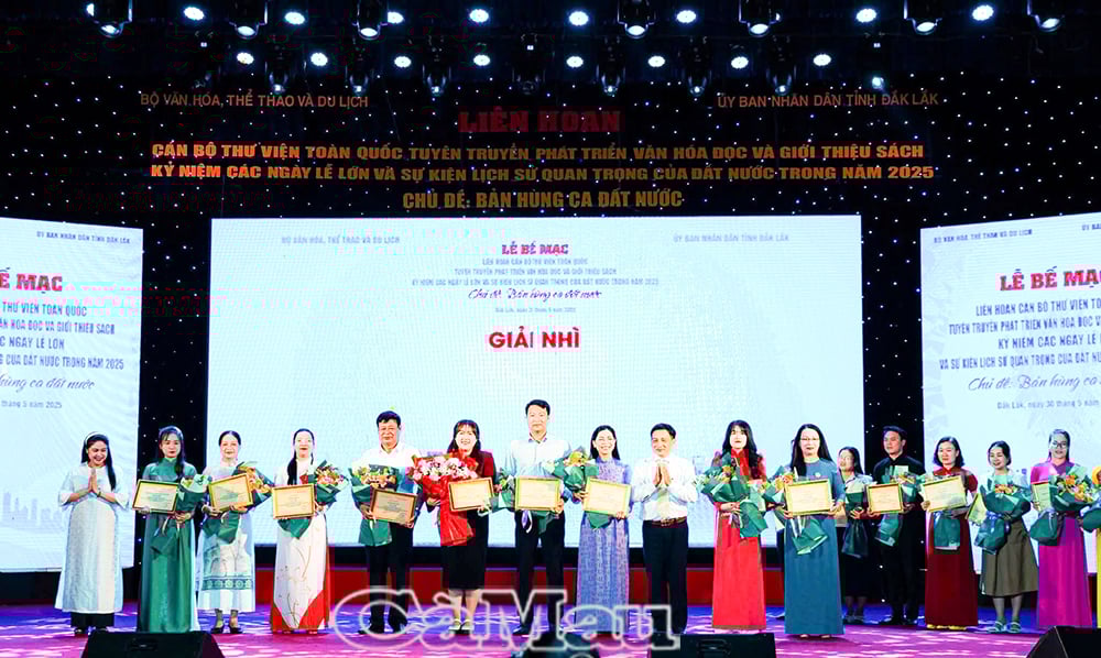 Tham gia Liên hoan Cán bộ thư viện toàn quốc tuyên truyền phát triển văn hóa đọc và giới thiệu sách năm 2025 với chủ đề “Bản hùng ca đất nước”, Thư viện tỉnh Cà Mau đã xuất sắc đạt giải Nhì (ảnh: Lê Bình)
