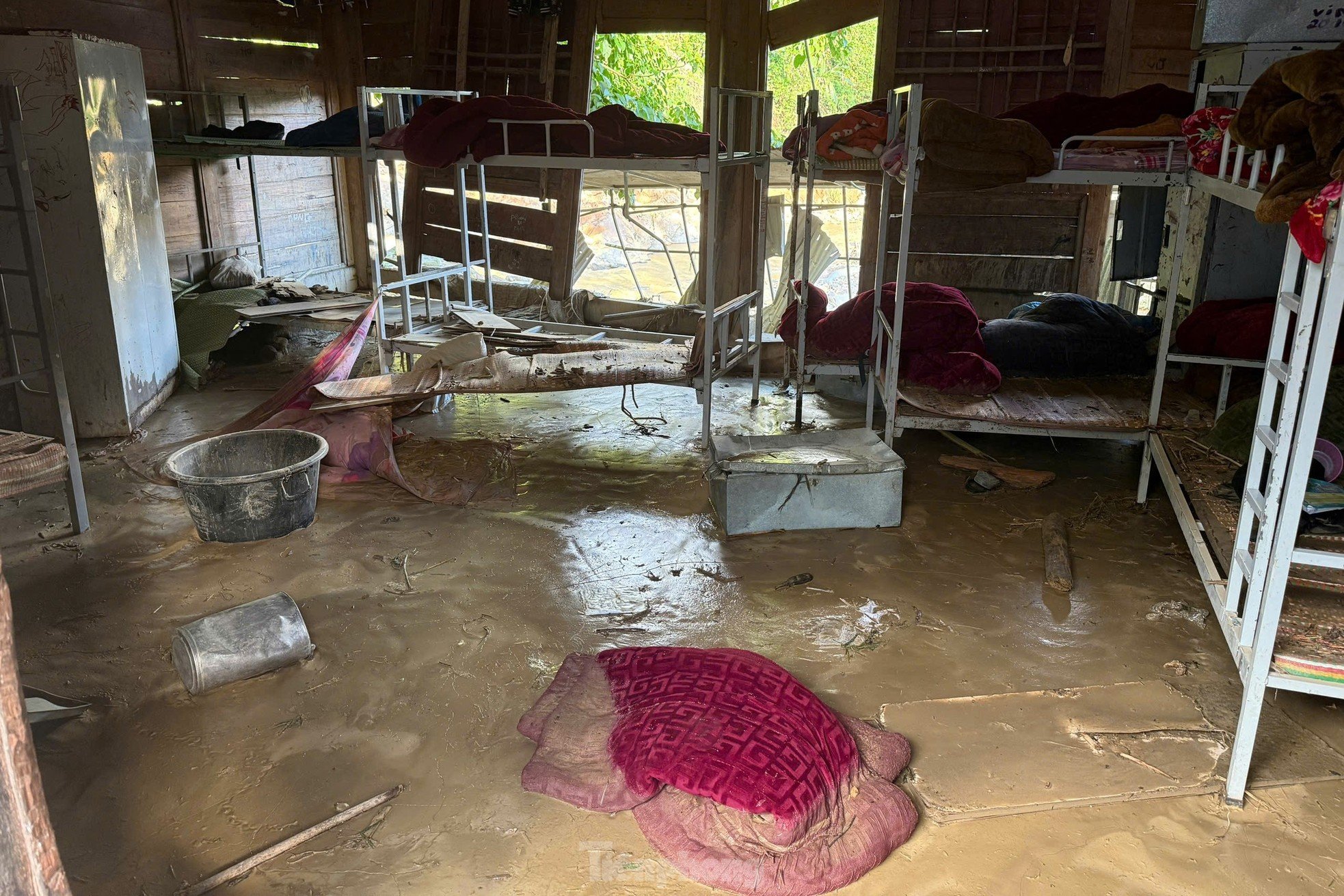 Les enseignants de « l'oasis » sont occupés à nettoyer l'école après l'inondation photo 4