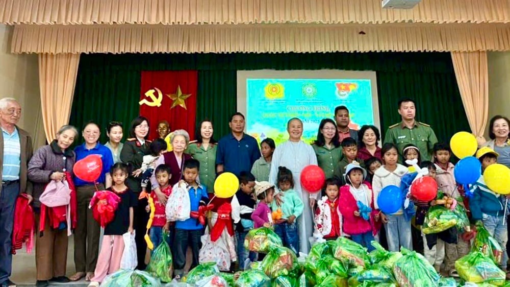 Trao tặng quà cho thiếu nhi xã Lát