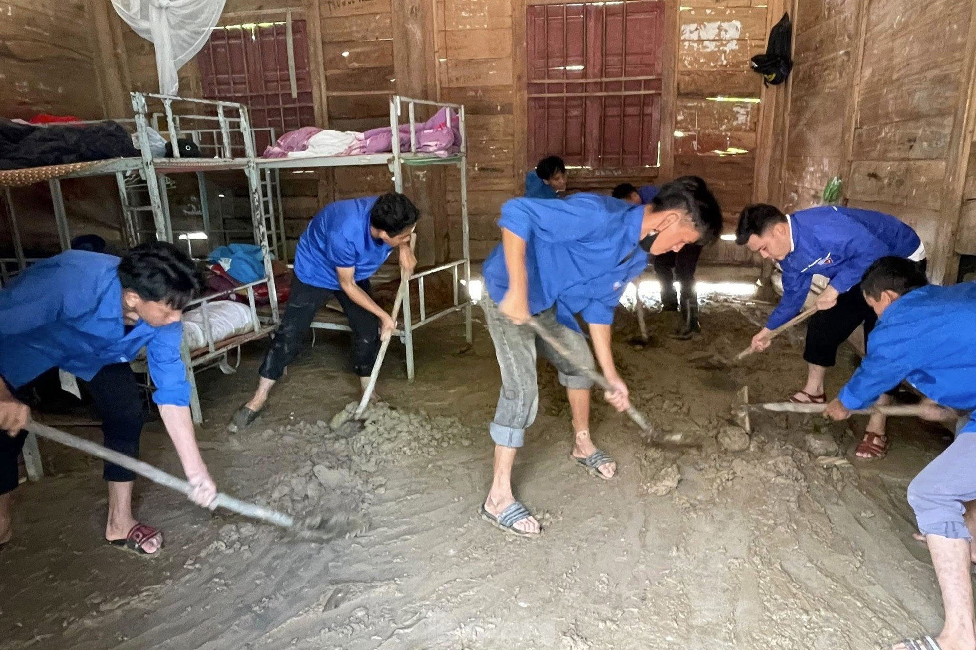 Les enseignants de « l'oasis » sont occupés à nettoyer l'école après l'inondation photo 6