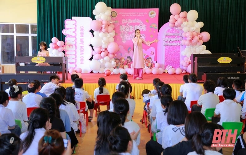 Trao quà cho các em nhỏ Làng trẻ em SOS Thanh Hóa 