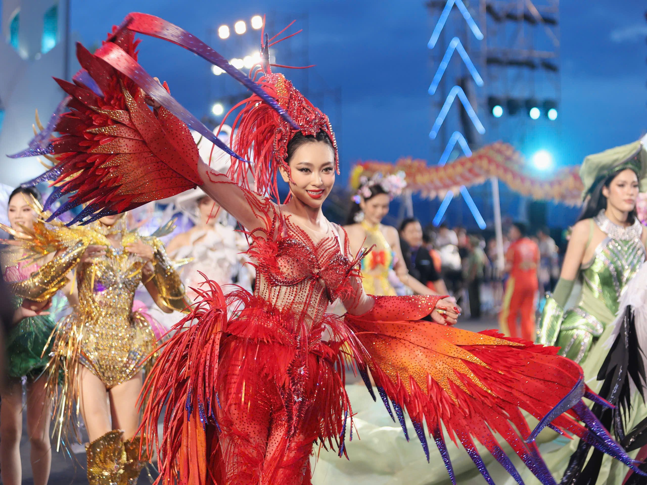 45 người đẹp Hoa hậu Hoàn vũ cùng diễu hành Carnival phố biển Nha Trang- Ảnh 3.