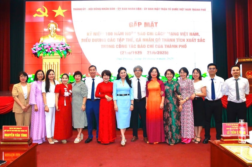 Giám đốc Sở Văn hoá, Thể thao và Du lịch Hải Phòng Trần Thị Hoàng Mai cùng các nhà báo chụp ảnh lưu niệm.