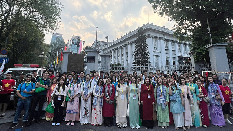 Kiều bào và sinh viên Việt Nam tại Thái Lan tại Lễ kỷ niệm, diễu binh, diễu hành. (Ảnh: Phạm Nguyễn Như Quỳnh)