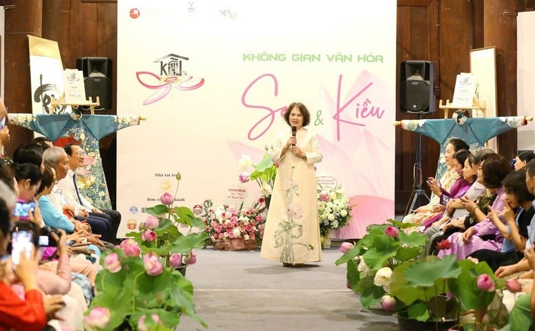 Bà Nguyễn Thị Thanh Tâm, Phó Giám đốc Quỹ Hỗ trợ bảo tồn di sản văn hóa Việt Nam, Chủ nhiệm CLB Di sản Áo dài Việt Nam phát biểu tại chương trình.