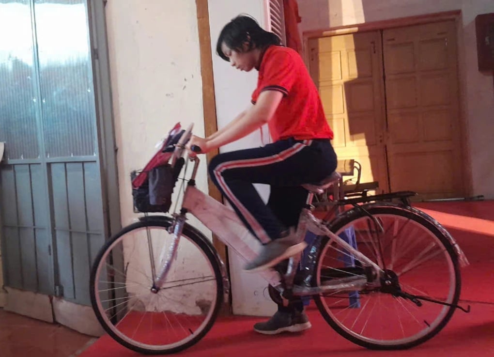 Nam sinh đưa em gái đến trường thi gây bão mạng: Nhà có mỗi chiếc xe đạp - 3