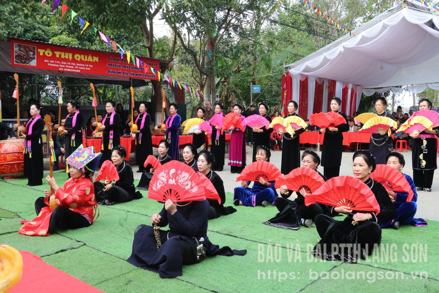 Tiết mục hát then, múa chầu đặc sắc tại lễ hội Lồng tồng làng Khòn Lèng, thành phố Lạng Sơn năm 2025 