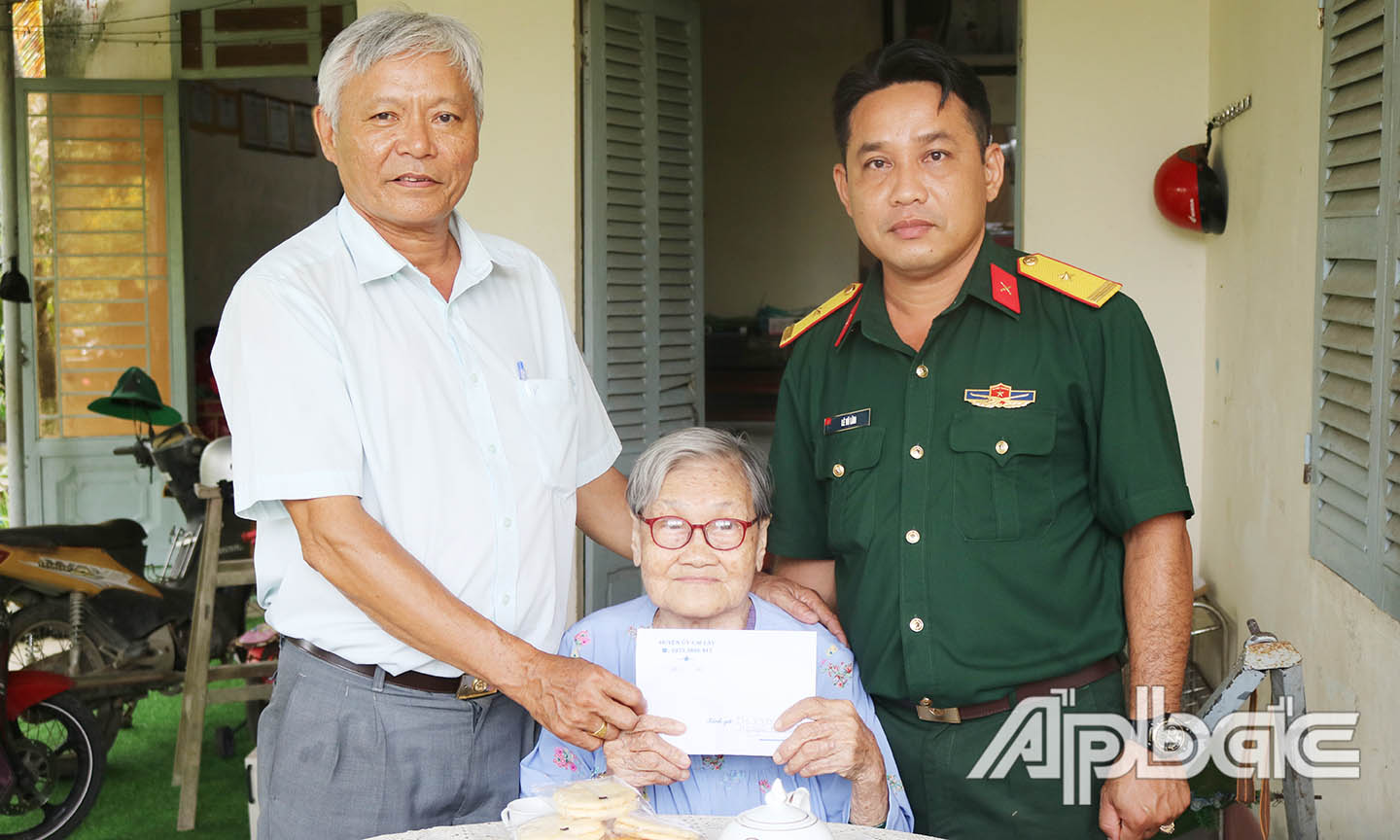 Đoàn thăm, tặng quà Mẹ Nguyễn Thị Thành. 