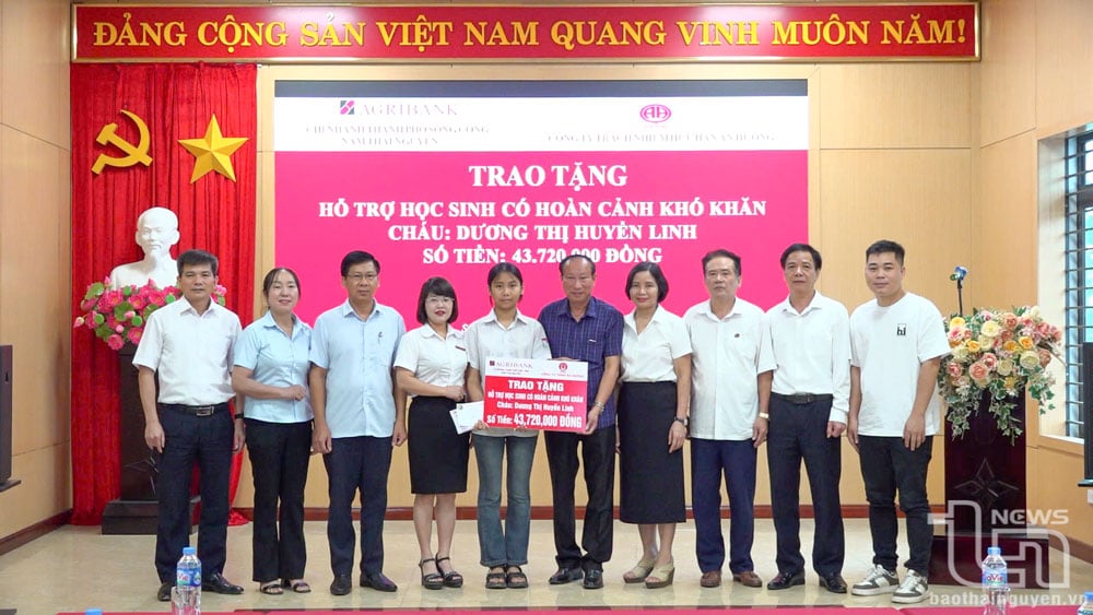 Les représentants des unités et des entreprises ont présenté une plaque symbolique du montant de l'argent de soutien à Duong Thi Thuy Linh.