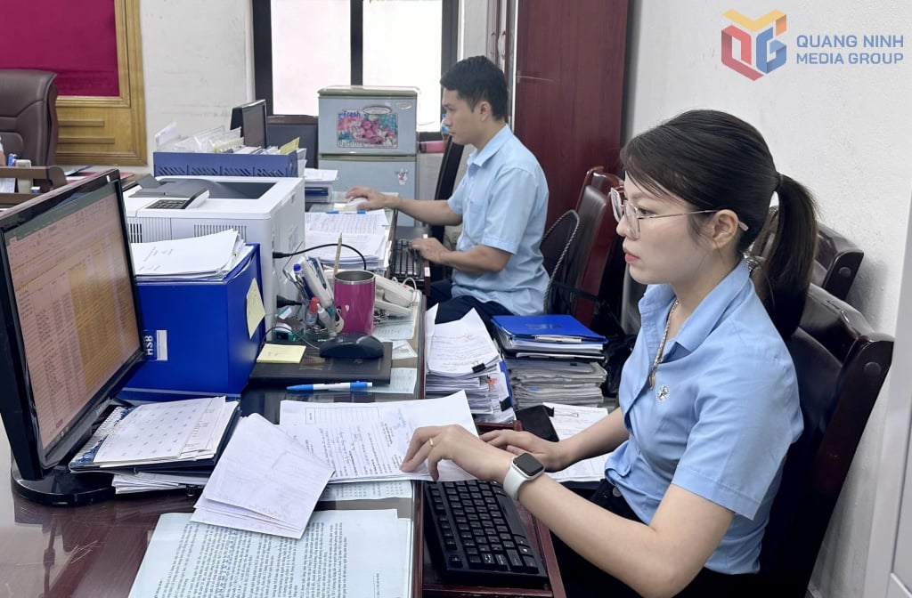 Cán bộ phụ trách BHXH của Công ty CP Than Mông Dương thực hiện khai báo giải quyết chế độ chính sách BHXH, BHYT ngay tại cơ quan thông qua phương thức giao dịch hồ sơ điện tử. Ảnh: Dương Trường