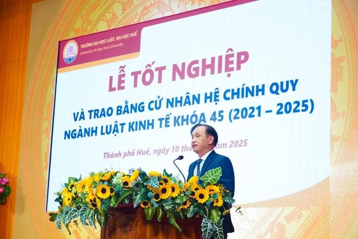 Xúc động lời nhắn nhủ của hiệu trưởng tới sinh viên ngày lễ tốt nghiệp- Ảnh 1.