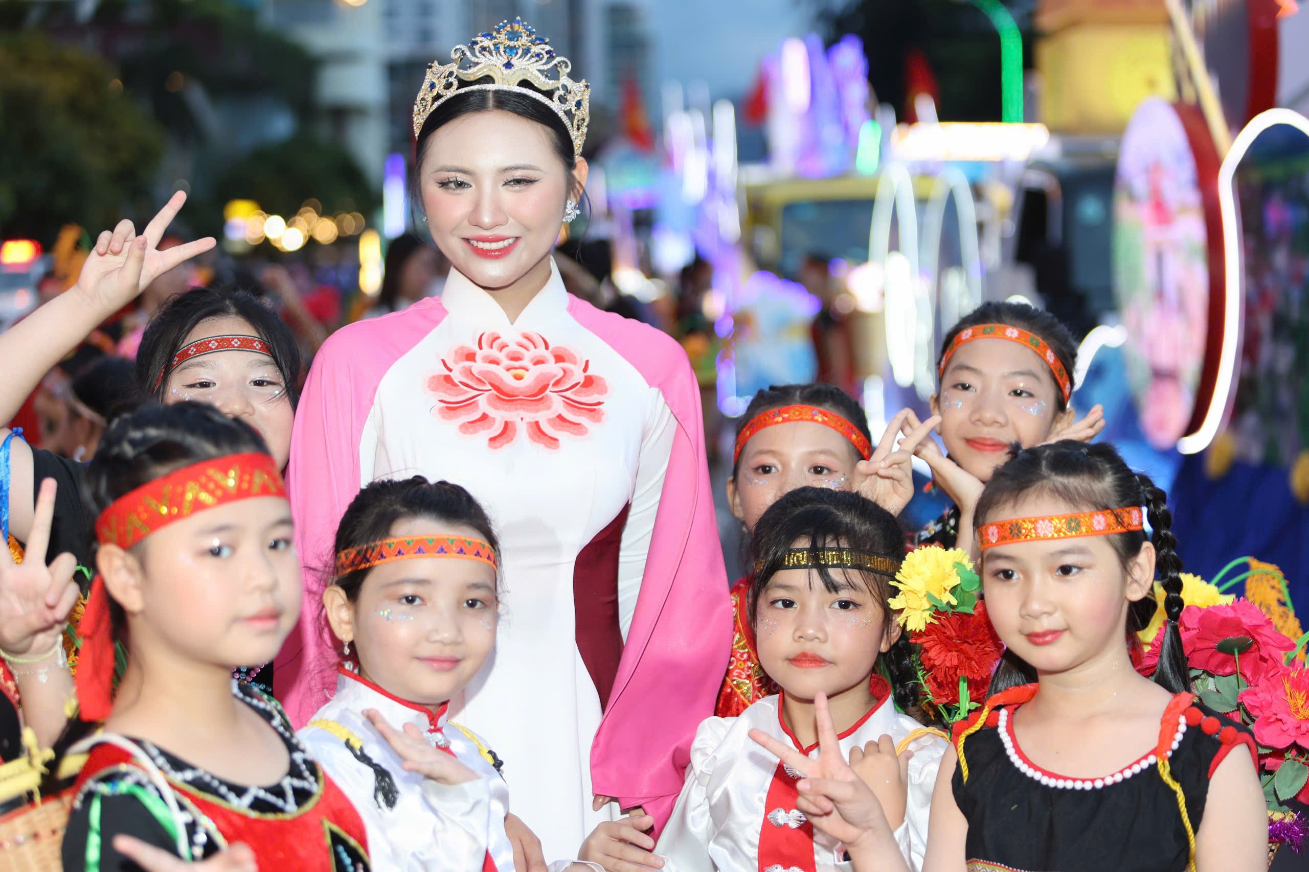 45 người đẹp Hoa hậu Hoàn vũ cùng diễu hành Carnival phố biển Nha Trang- Ảnh 2.