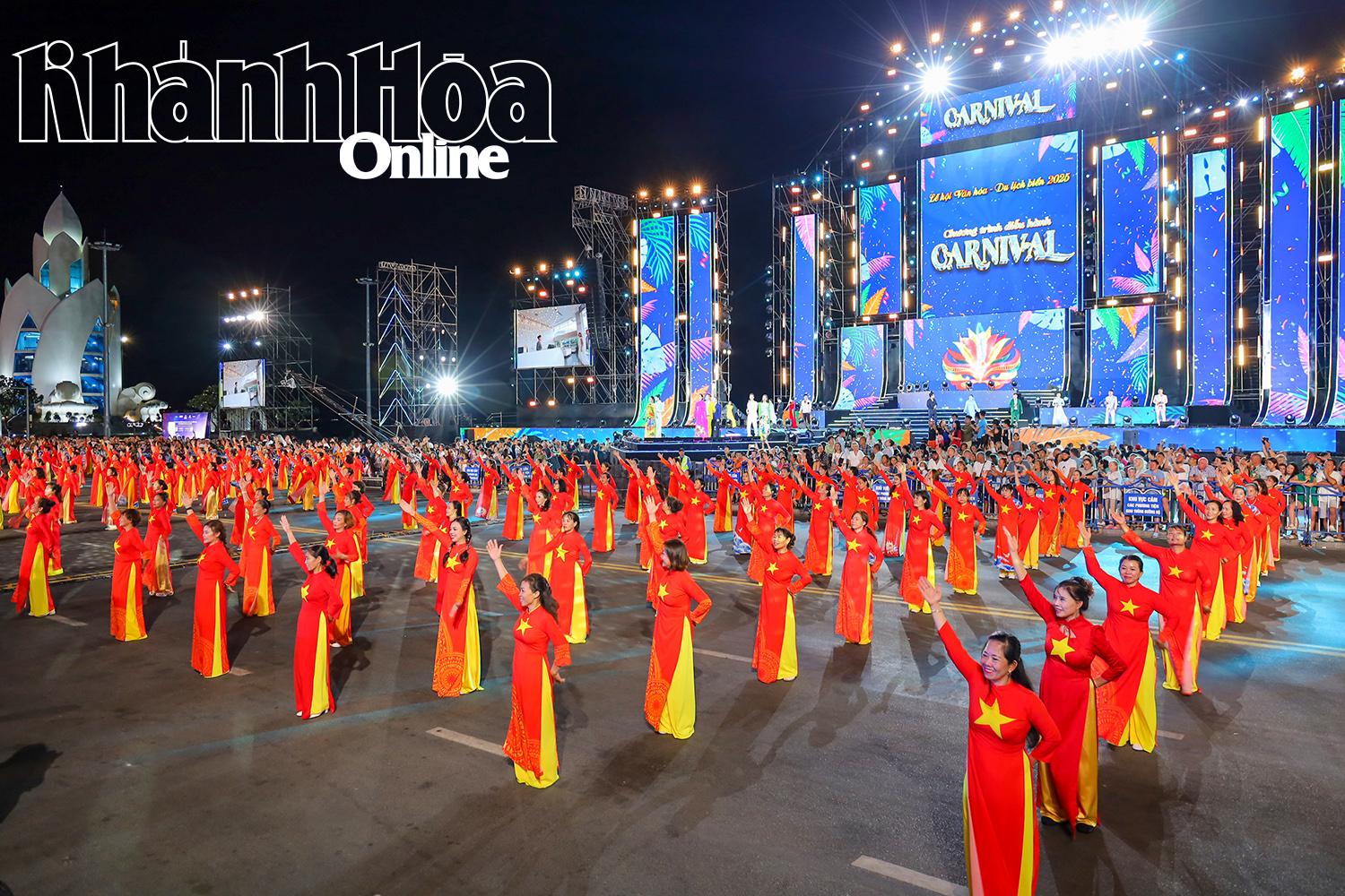 Màn đồng diễn dân vũ do phụ nữ TP. Nha Trang thực hiện.