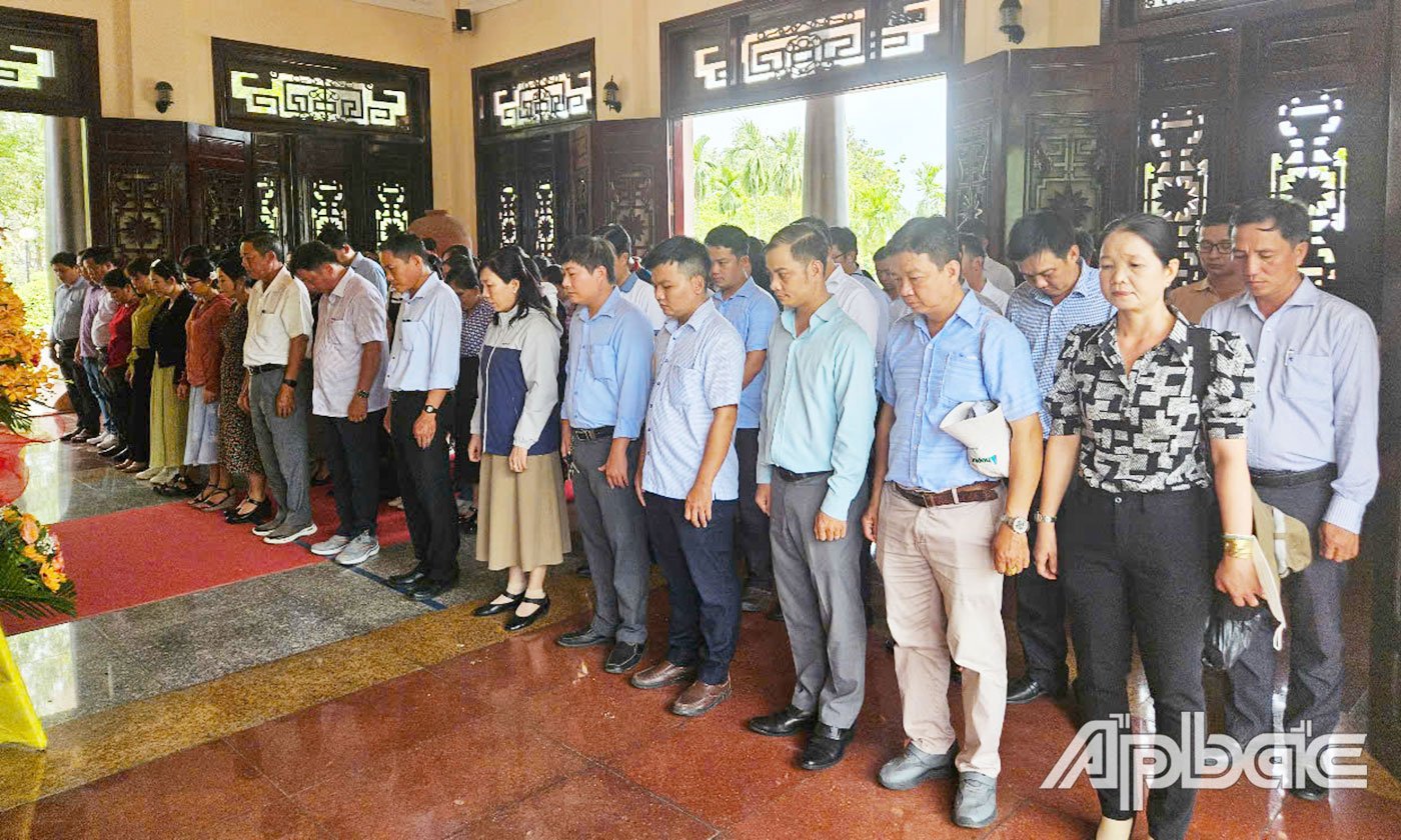 Burn incense in memory of the late Chairman of the Council of Ministers Pham Hung.