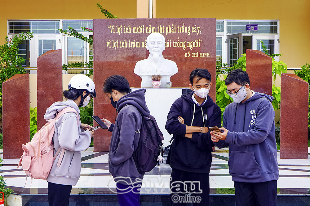 Học sinh khối 12 Trường THPT Cái Nước thường xuyên sử dụng ChatGPT để nâng cao kiến thức.