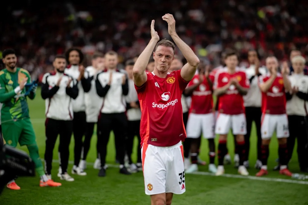 Man Utd chia tay 3 ngôi sao, dồn lực chuẩn bị cho mùa giải mới - 2
