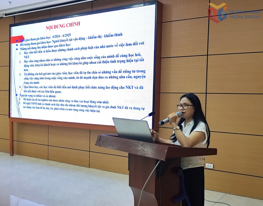Mme Nguyen Hai Yen, responsable du Club des personnes handicapées de la ville de Dong Trieu, a présenté un exposé sur « Quelques impressions sur le modèle de soutien à la réadaptation professionnelle des personnes handicapées dans la province de Quang Ninh ».