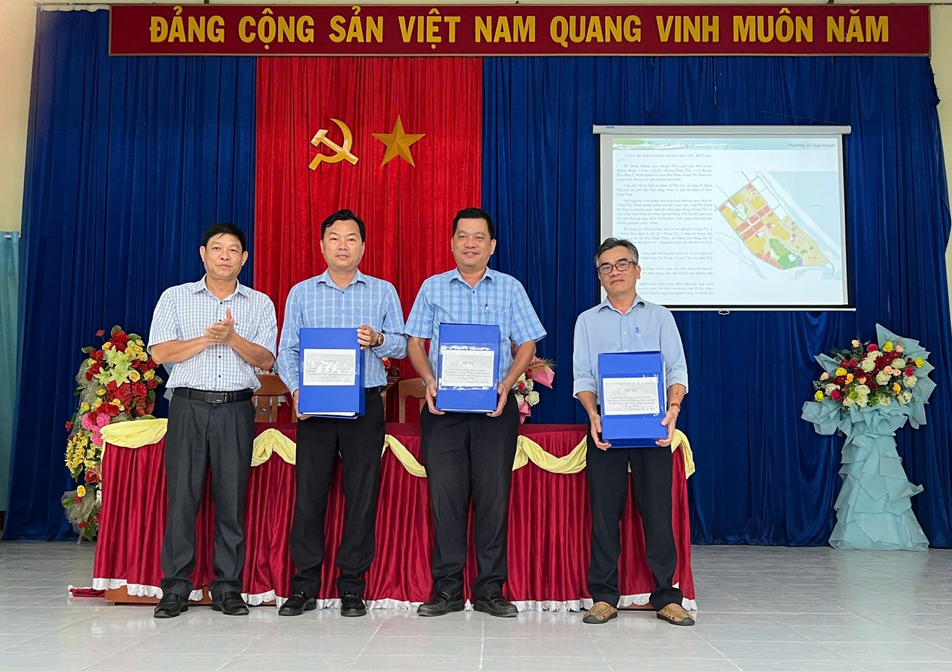 Ông Phan Ngọc Thành, Phó Ban Quản lý Khu kinh tế Phú Yên trao hồ sơ Đồ án cho đại diện các đơn vị. Ảnh: VÕ PHÊ

