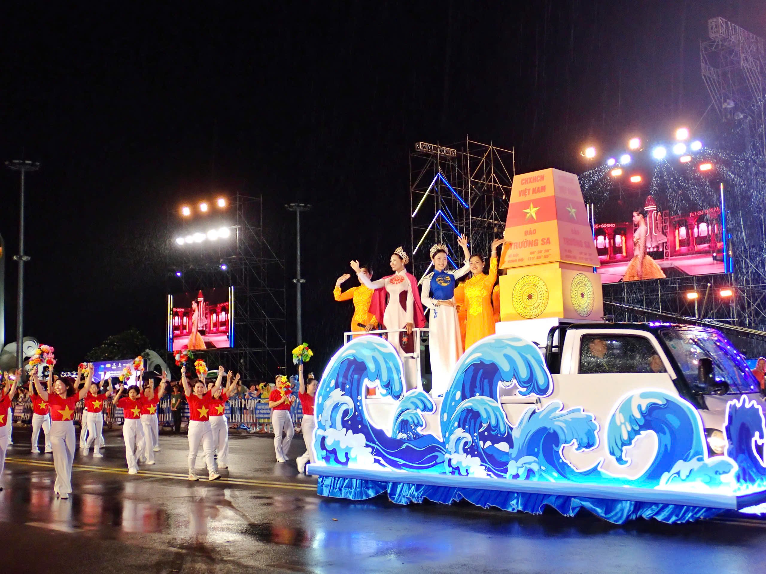 45 người đẹp Hoa hậu Hoàn vũ cùng diễu hành Carnival phố biển Nha Trang- Ảnh 5.