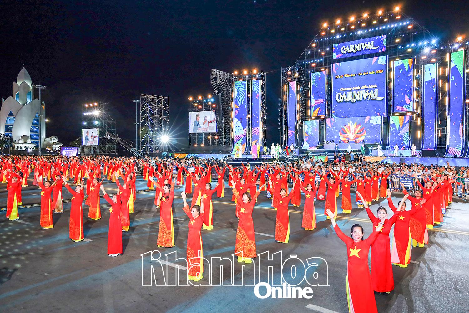 Phụ nữ TP. Nha Trang tham gia biểu diễn dân vũ trong chương trình diễu hành Carnival.